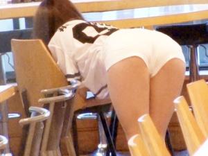 「奥まで…入ってる！！」誰もがヤリたいスポーツバーの看板娘！！店内で猛烈ピストン連打、これでもかと犯しまくる！！
