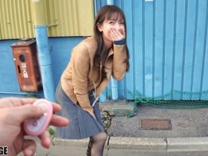 【リモバイ】「待って…もうやめて…大丈夫じゃない♡」感じすぎて笑い始めるお姉さんｗ通行人が普通にいるのにエロモードに！！