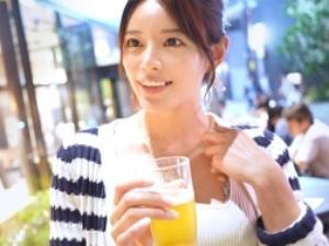 「…生でするの？ゆっくりね…」美しすぎる現役CAとなかば強引に生セックス！！ピストンするたびに美顔が歪んでいき…