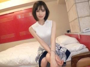 「彼氏より太い？」「はい…照」小さなお口で生懸命デカチンフェラ！！「ああきもちぃ！♡」挿入で一気にメス化しよがり乱れる！