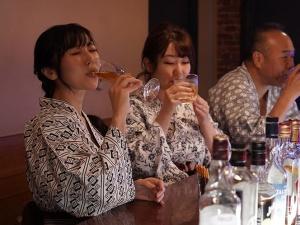 「ギュッと抱きしめてください…」夫の上司夫婦との温泉旅で妻が暴走！！酔った勢いからか、自分からキスまでしてしまうと…