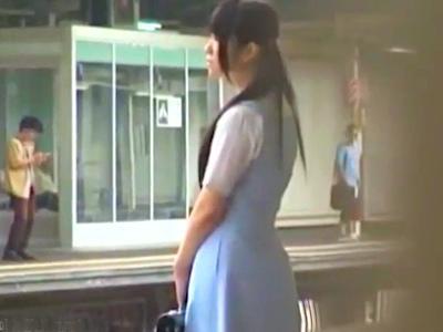 【痴漢レイプ映像】※心臓の弱い方の閲覧禁止※白昼堂々…電車でロリ可愛い女子高生を電マ責めアクメ＆生セックス⇒中だし絶頂！