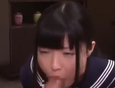 精液をしっかり口で受け止めるロリカワJK