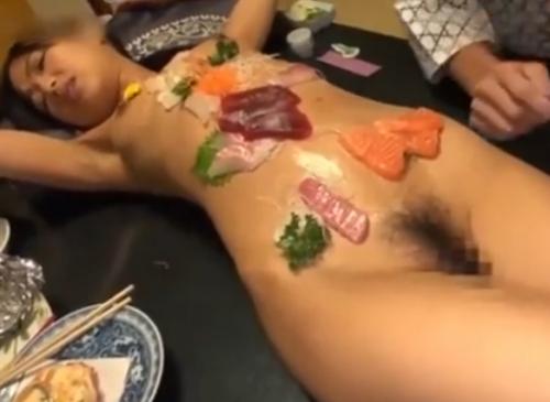 女体盛りをさせられちゃったお姉さん