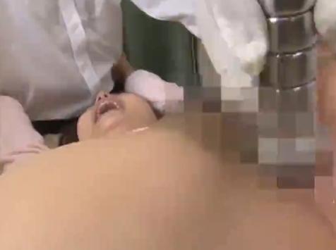 医者にアナルをほじくられて絶頂する妻