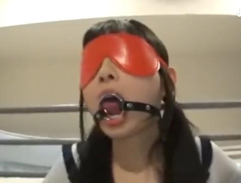 コスプレ美少女が目隠し拘束されて玩具責め