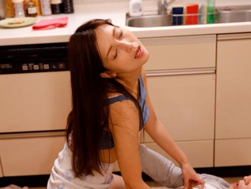 欲求不満の上司の嫁。年下クンとの発情セックスにハマりまくってひたすらパコパコ！