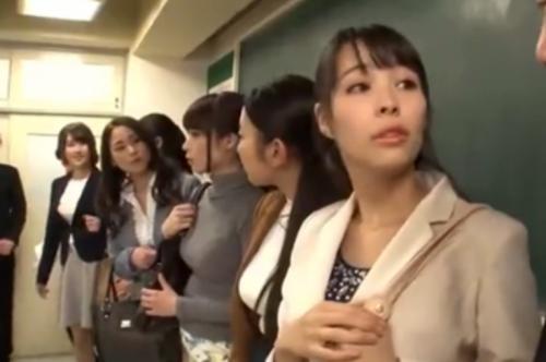 ＜人妻×レ●プ＞悪さをした息子の代わりに肉体で償う母親！クソガキ達に教室でハメ撮り報復レ●プされる