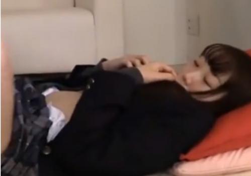 必死に顔を隠して恥じらうJKに大人チ〇ポを捩じ込んで中出し！
