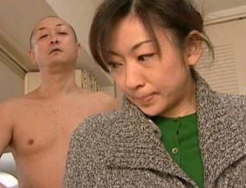 【ヘンリー塚本】隣人に襲われる欲求不満の奥様！強引な性行為だったはずが、容赦ない快楽はやがて渇いた女の心に潤いを与え…