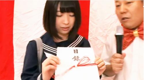 制服女子がチ●ポ当てゲームに挑戦！舐めたりハメたりして。様々な肉棒を吟味しちゃうｗ