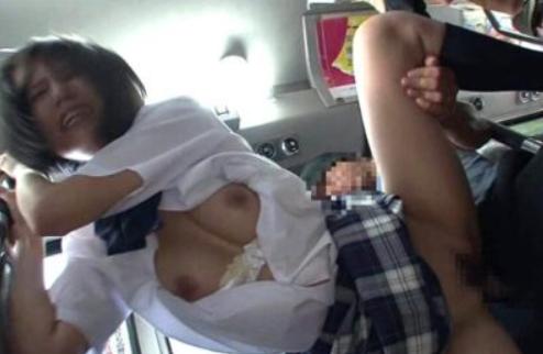 ★JK×セクハラ★車内で卑猥行為の被害に遭ってしまう制服美少女！チ●ポを挿入されて顔面ザーメンシャワーを浴びることに…