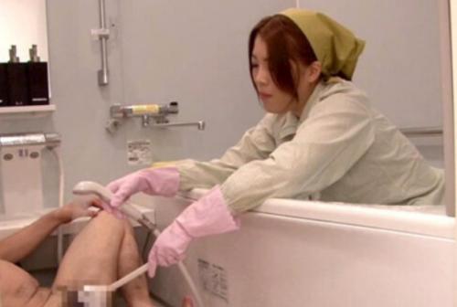 これが熟女おばさん達の本気！エロい展開を期待するクライアントにお仕置きとばかりに手コキで強制射精待ったなしの羞恥プレイ！