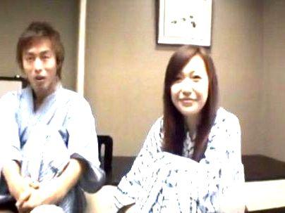 ＜温泉旅行！＞「この顔で・・・お漏らし？」ボイン下可愛い素人女子！手マンで潮ふきしちゃうぞ(アダルト動画)