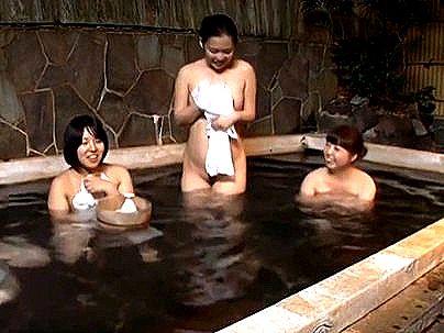 ＜美淑女だらけの女湯！＞「最高でしょ！」混浴と勘違いしたフリではいったら・・・ボイン美魔女とエロ行為で来たぞ！！