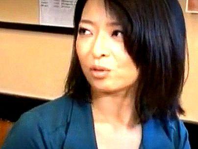 ＜昼下がりの主婦！＞「ババア、裏切る！」性欲高めのオバサン熟女達！旦那と子供を見送った後男たちと遊んどる！！
