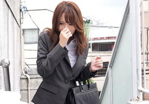 ズボンに手を突っ込まれると自ら腰振り一瞬でイっちゃう敏感女子。 もうゴム越しセックスには戻れなくなりました…。
