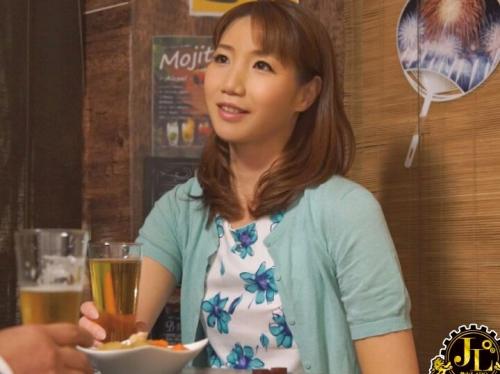 寂しさと欲求不満が募った素人奥さんの乾いたカラダはよく濡れる！！ 私ガマン出来なくなって おっぱいプルンプルン…