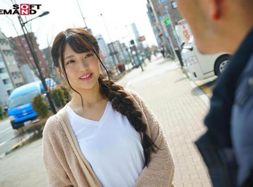 あえなくイカされた末に生挿入までされてしまった現場をご覧ください。 出ちゃいますぅぅぅ！ 肉棒で広がるアソコ。