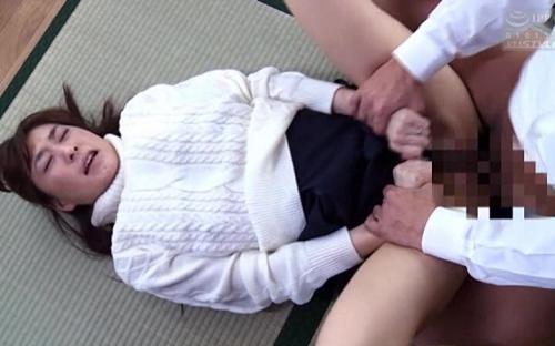 下着の生地チェックで少し刺激を与え、あとはエロ扉を開放してあげるだけです。 マ○コへの刺激がまだまだ欲しいようだ。