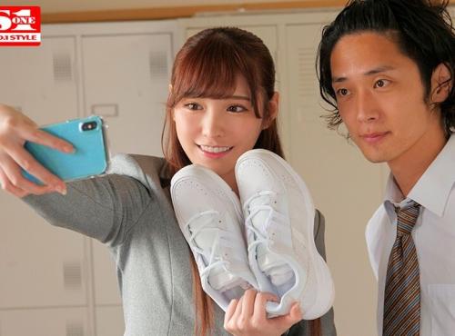 手マンでしっかり中までほぐしてあげると、出るわ出るわ潮・潮・潮。 精子が枯れるまで、抱きまくってあげました。