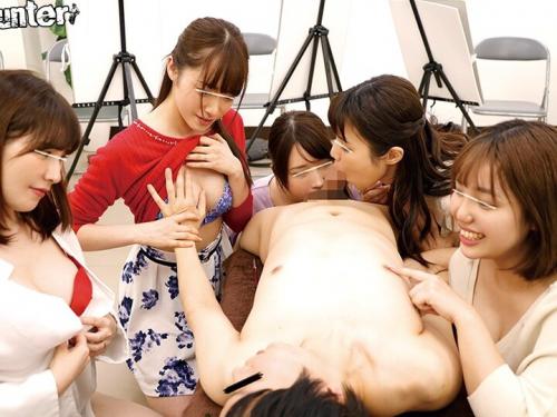 欲求不満の若妻たちは怒るどころか嬉しくなって露骨に誘惑してくる。 「あぁ入ってる…奥まで凄いの、中が熱い！」
