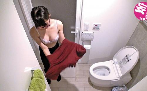 【22歳×盗撮・のぞき】おいしそうにチ〇コにむしゃぶりつくとそのままオッパイで挟んでくれた！ 「毎晩やけ酒だよぉw」