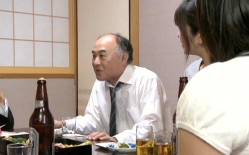 【熟女×アソコ】大股を広げられチンポで激しく突かれると快感に耐えきれず喘ぎ声を上げてしまう！ 膣締めイキで暴発中出し！