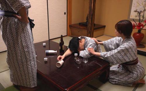【温泉旅館×妻】乳首を舐められキスをいっぱいされるとワレメはビチョビチョになり…。 「雌ノ宿～妻ハ乱レ穢サレル～」