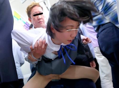 大混雑の電車内で遭遇したのは黒髪ショートカットが可愛い制服少女！ もう一度、してみたい。 「もっと深く突いてぇー！」