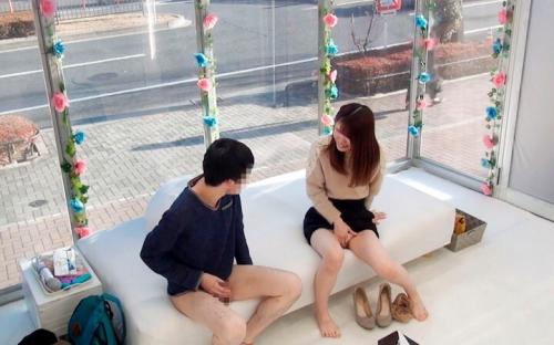 極太ペ●スにどうしようもないくらいに何度も絶頂してしまいザーメンを顔にぶちまける！！ 激ピス中出しSEXにイキ果てる。