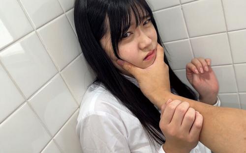 【素人×変態】気持ちよさに腰を止められずマ●コを締め付けてしまい中出しされるも笑顔を見せる。 おま〇こ丸出しくぱぁ～