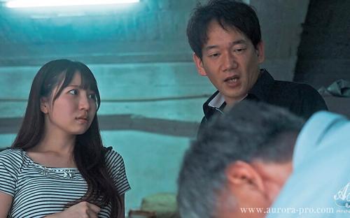 借金のカタに夫の裕也はヤクザに身を確保されてしまい、解体業や産廃業の現場に駆り出されていた。 肉厚尻をたっぷり堪能！