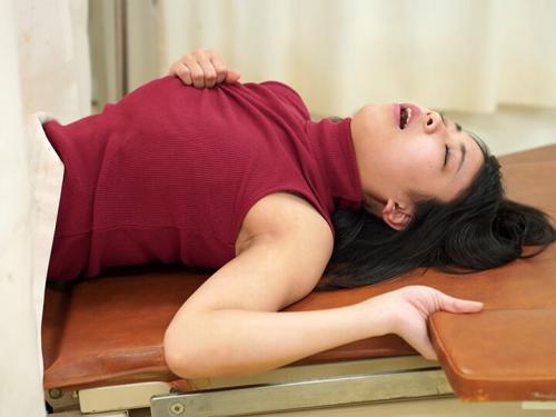 正常位で入れていると自分で乳首を弄るなど男が興奮するポイントをわかっています。 「お願いします…おち〇ちんください！」
