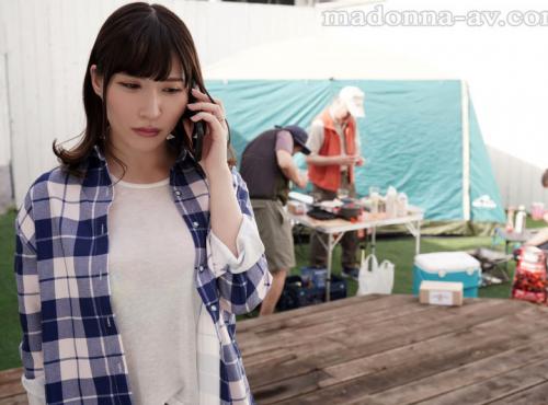 中年オヤジたちの妻を見るイヤらしい目線に嫌気が差していると、思い出した様に町内会長の杉浦からキャンプの案内状を渡された。