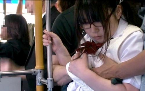 嫌がる手を払いのけイジりまくられ、拒みながらも湿っていくマ●コ。 アソコはチンコを感じ続けようとまとわりついてくる！