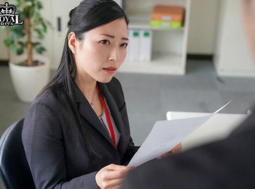 いきり勃ったモノを挿入すると恍惚の表情を浮かべて肉棒を堪能。 あの快感が忘れられなくて… 「奥に欲じい！」