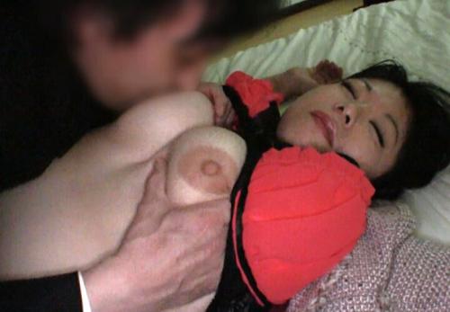 いじめたくなりピンクの乳首をつねりあげるとのけぞりビクンビクン！ 締まりも良好な肉オナホに勃起が止むまで生中出し。