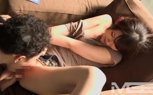 官能的なあ体を持つ美人が大胆プレイでチ●コにかぶりつき、ガンガン責められる！ 私にザーメンをかけてください