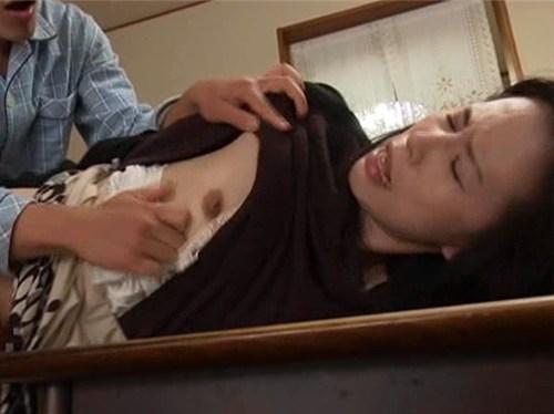 【ヘンリー塚本】『おばさん、半年間親父とヤッてないんだって？』性に飢え朝勃ちした義息子に無理やり犯される美熟女な義母