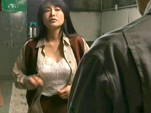 【ヘンリー塚本】リストラされた労働者に犯される四十路ぐらいの熟女さん