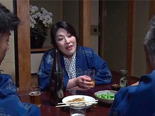 【ヘンリー塚本】慰安旅行で夫が寝ている間に3P乱交セックスを楽しむ爆乳ぽっちゃりなドスケベ人妻熟女