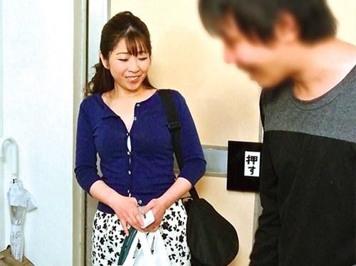 【嫁の母】妻が入院中に東北から五十路手前の美魔女義母が家事手伝いしに上京！色気が凄くて妻を裏切り近親相姦エッチ！