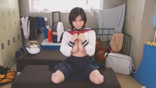 制服のブラジャーが大きく揺れ、生徒は本のページをめくりながら、敏感な部位を強くキスし、激しい動きで快感を得た。