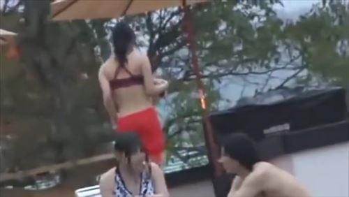 卑猥な言葉を交えながら、少女の敏感な体を引き裂き、乱暴に犯す。