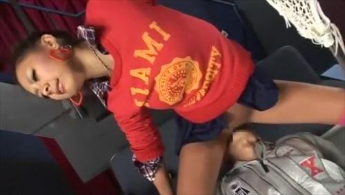 美少女の露出した肌と欲情に満ちた眼差し、そして関西弁で誘惑する姿
