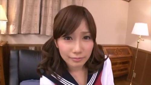 少女が制服を脱ぎ、甘えた声で求め、ベッドで交わる