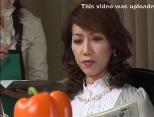 裕福な令嬢が働く会社で男と密着した。
