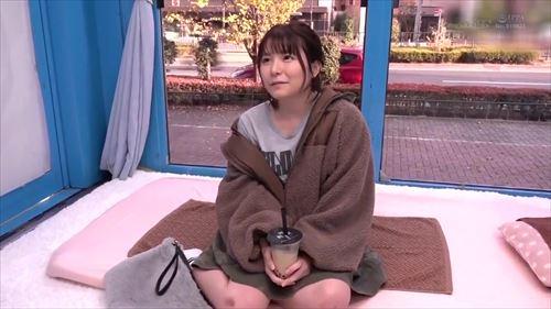 美貌を誇る女性が、男の誘惑に屈し、性的に露骨な行為に身を投じる