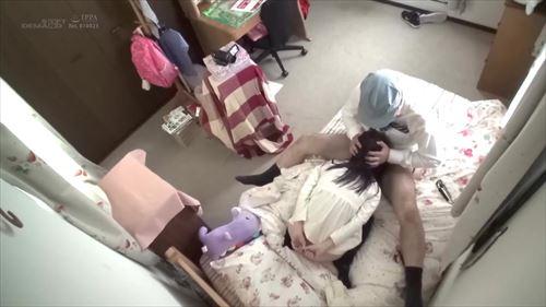 子供に超エッチ的暴行する男、写真撮影と性行為